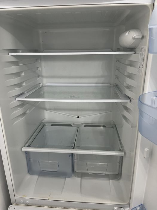 Продам холодильник indesit