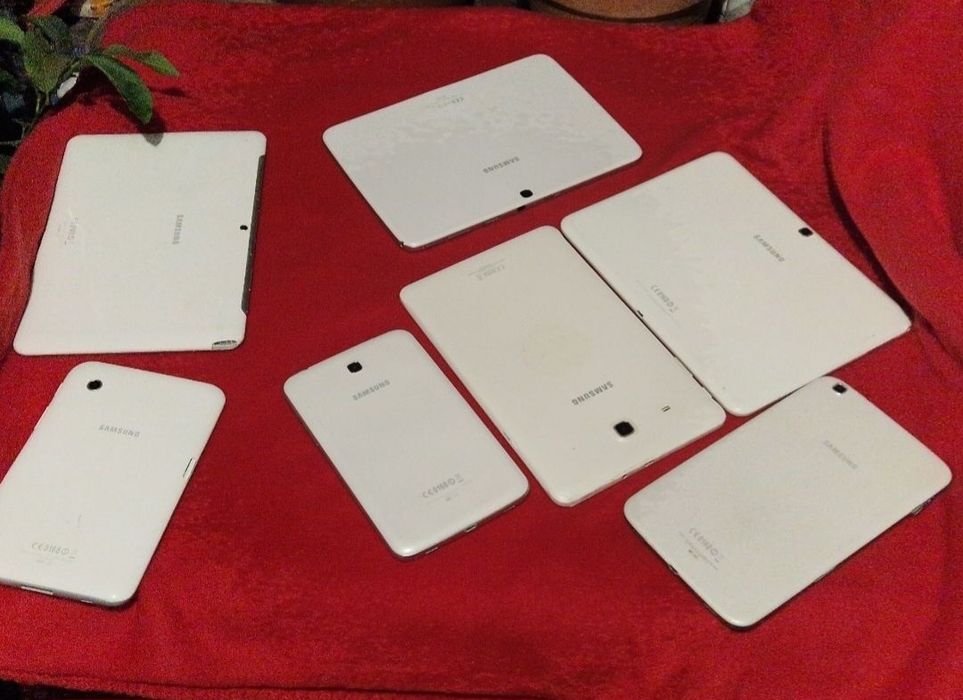 Tableta Samsung pentru colecție sau piese.  Pret/ bucata