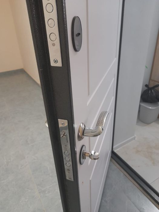 Замена сердцевины ремонт замков и ручек. Вскрытие дверей и автомобиля.