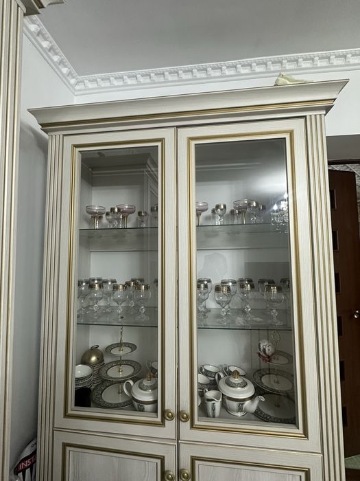 Классический комплект шкафов витрин ( сервант)