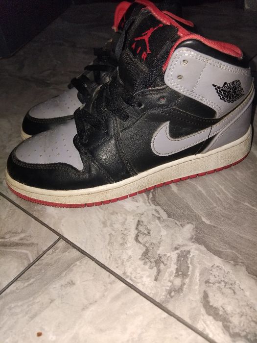 Jordan 1 mid roșu cu gri și negru