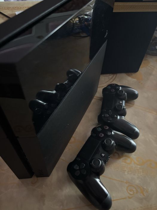 Ps4 fat(500gb) 2 джойстика с играми