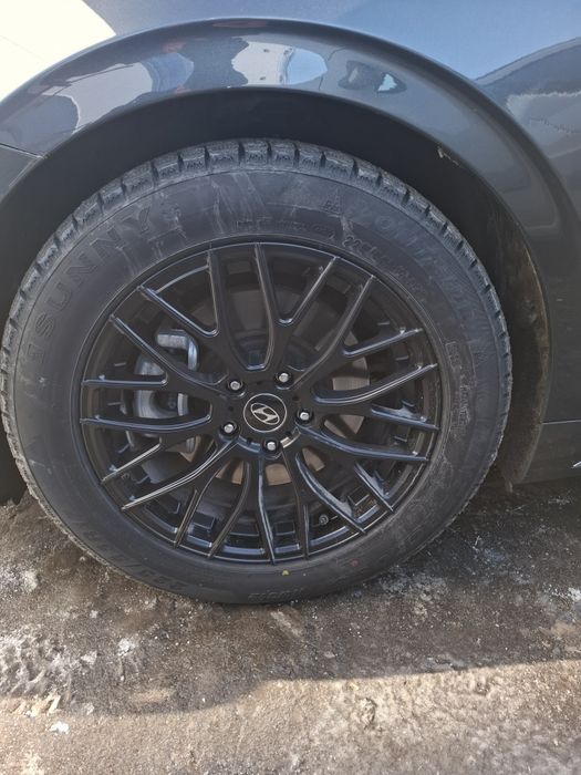Диски с шинами R17 на Hyundai