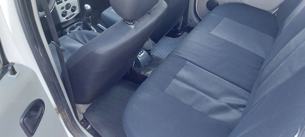 Vand dacia logan full 14 benzina an 2007 euro 4  unic propietar de nou