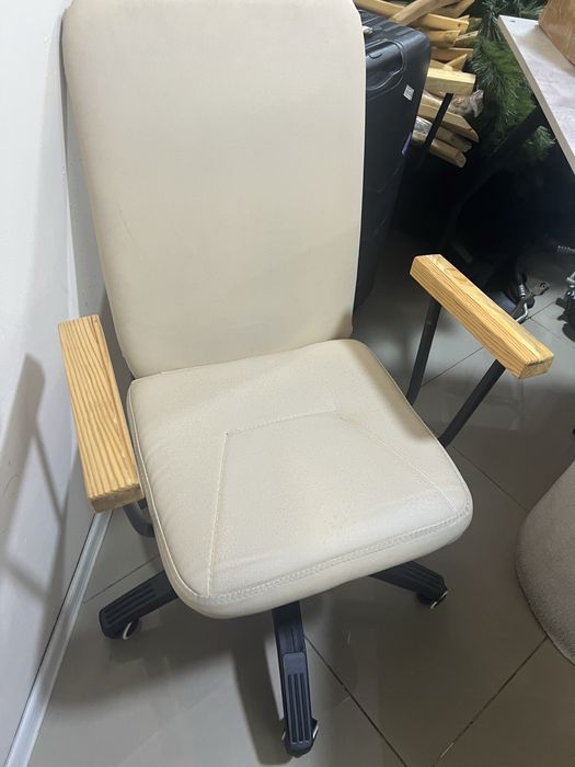 Продам рабочий стол и стулья