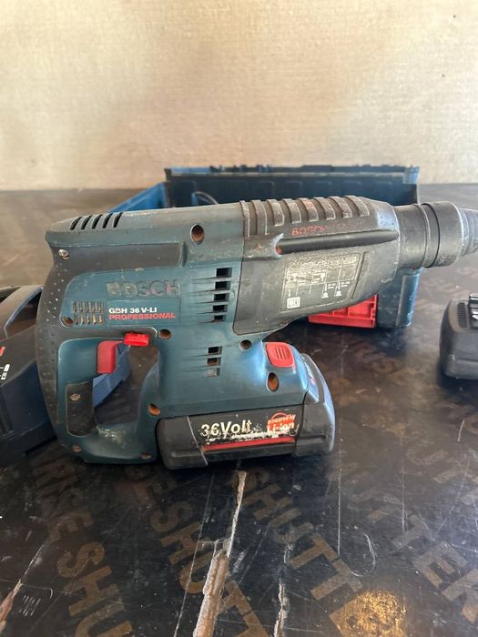 Перфоратор на БОШ BOSCH на литеви батерия перфектно състояние