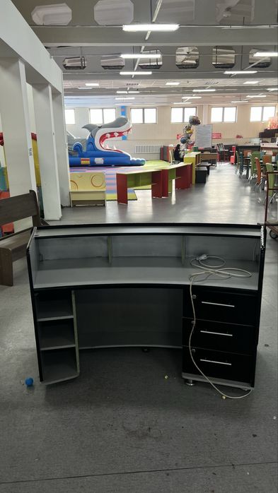 Продам стол витрина