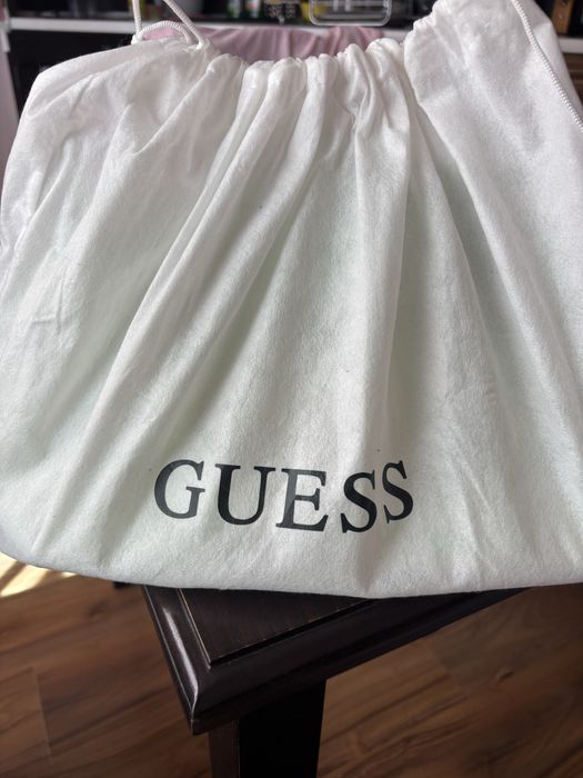 Дамска оригинална чанта на Guess