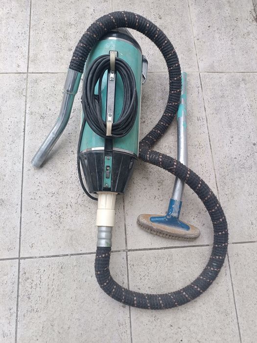 Продавам корпус от повредена прахосмукачка Ракета 7