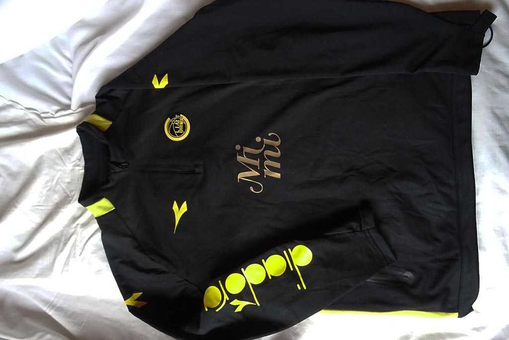 продавам спортна блуза диадора в черно с жълто за ръст 164см