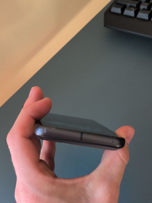 Google Pixel 8 128GB / 8GB RAM + Spigen кейс
