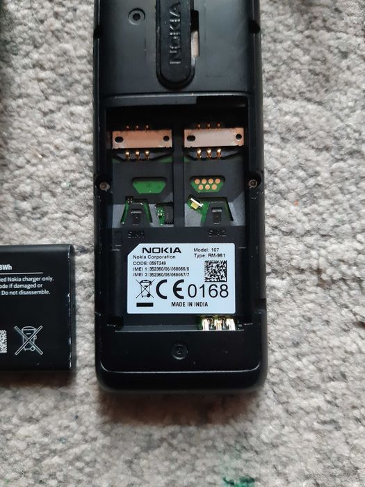 Мобилен телефон NOKIA 107, със зарядно у-во и слушалки