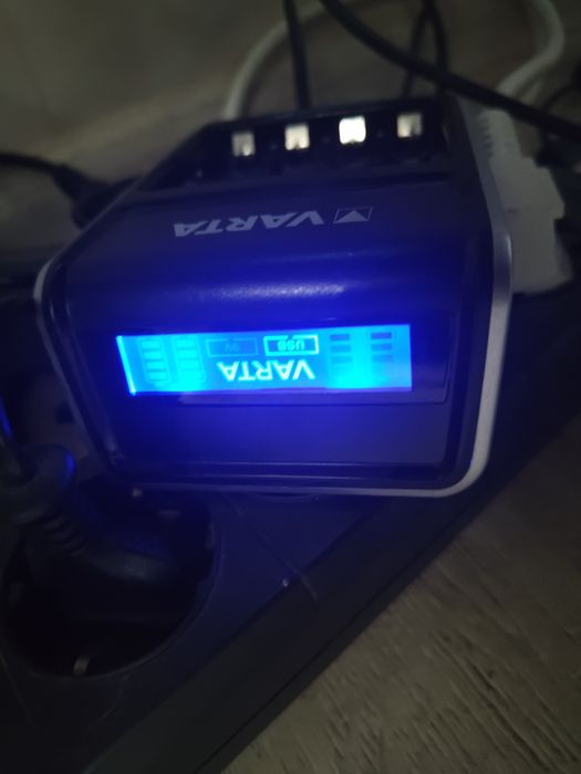 Зарядно за батерии АА ААА 9V USB out Varta