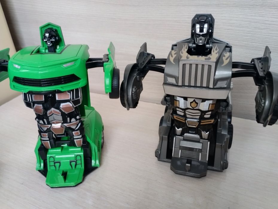 Игрушки  робот трансформер
