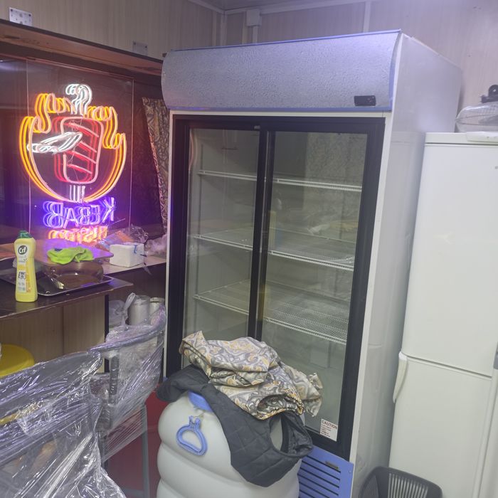 Продам витринный холодильник!