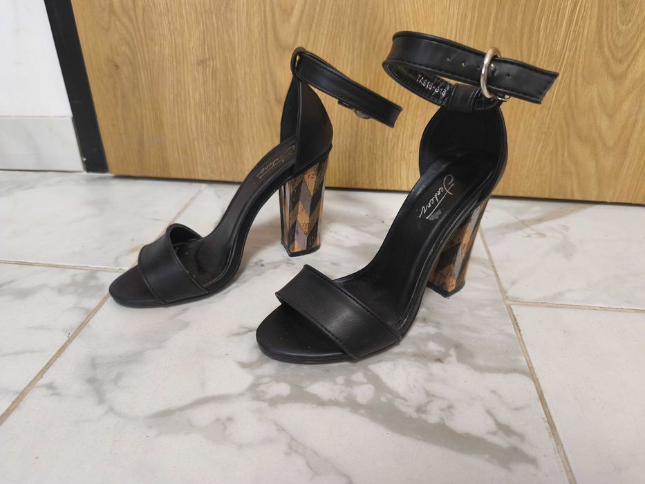 Дамски обувки на висок ток