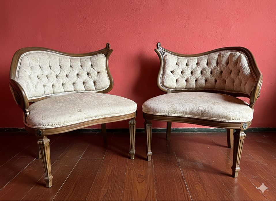 Чифт изискани винтидж столове в стил Луи XVI – Капитониран дизайн