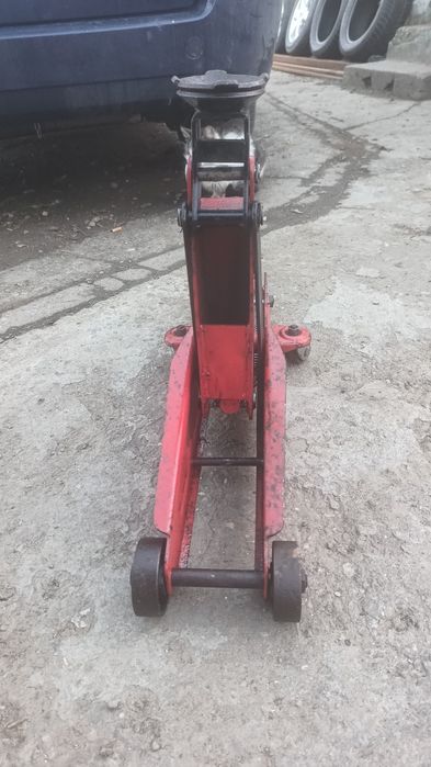 Vînd doua cricuri hidraulice crocodil,160 lei buc negociabil.ata