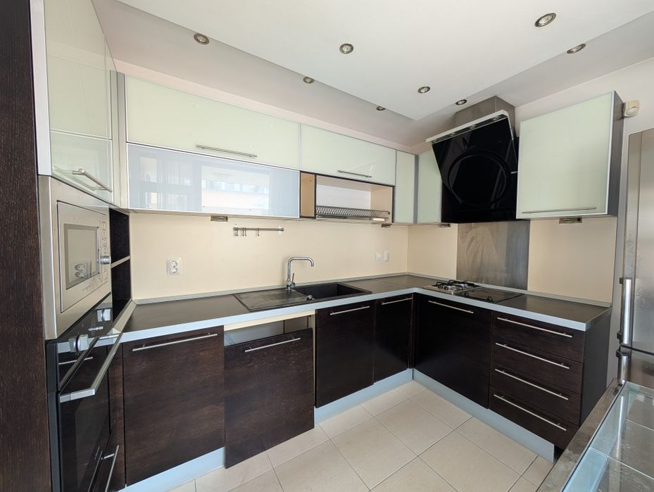 Кухня в дърво и слонова кост-  с и без ел уреди