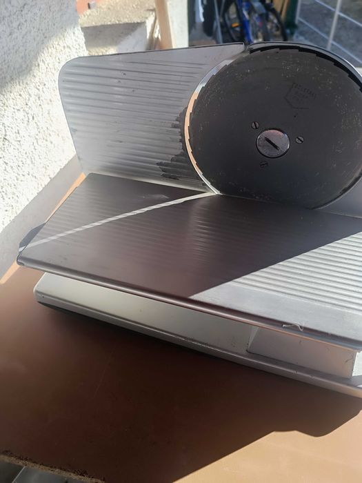 Продавам колобасо резачка