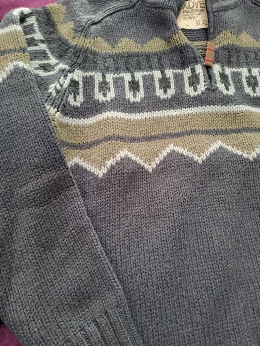 Два мъжки пуловера