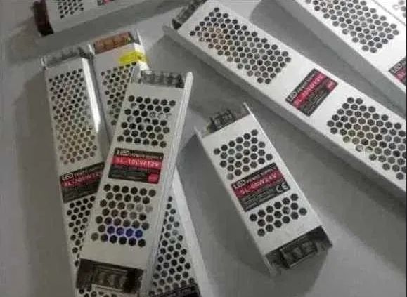 Для видео-наблюдения и oт LED табло и экрана блок питания - адаптер .