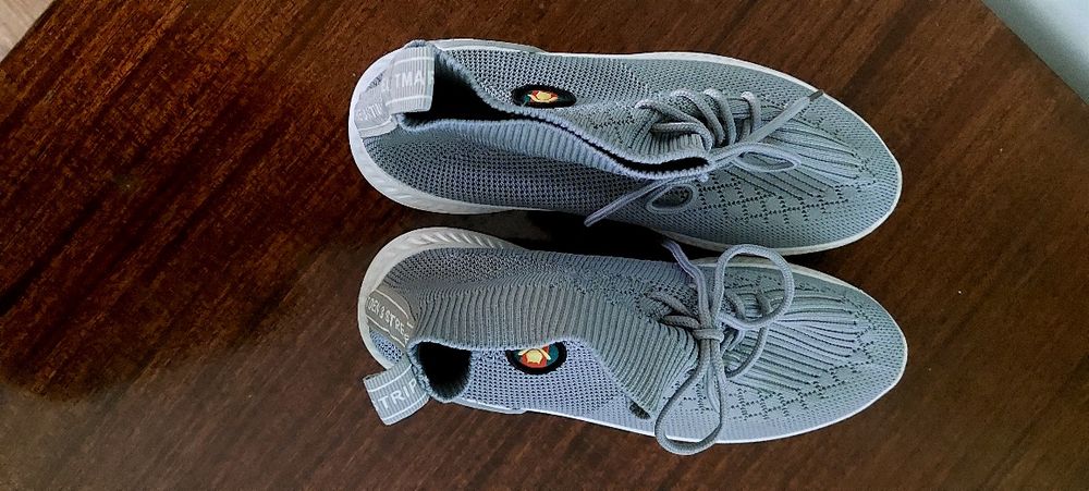 Серые дышащие кроссовки