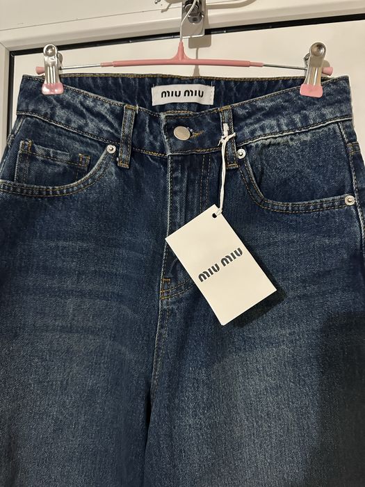 Blugi noi cu etichetă