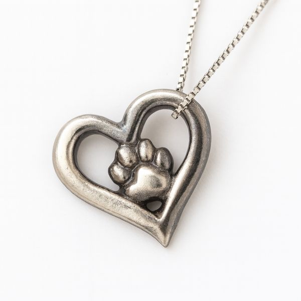 Сребърен медальон 925Сърце и лапичка–талисман на любовта към животните