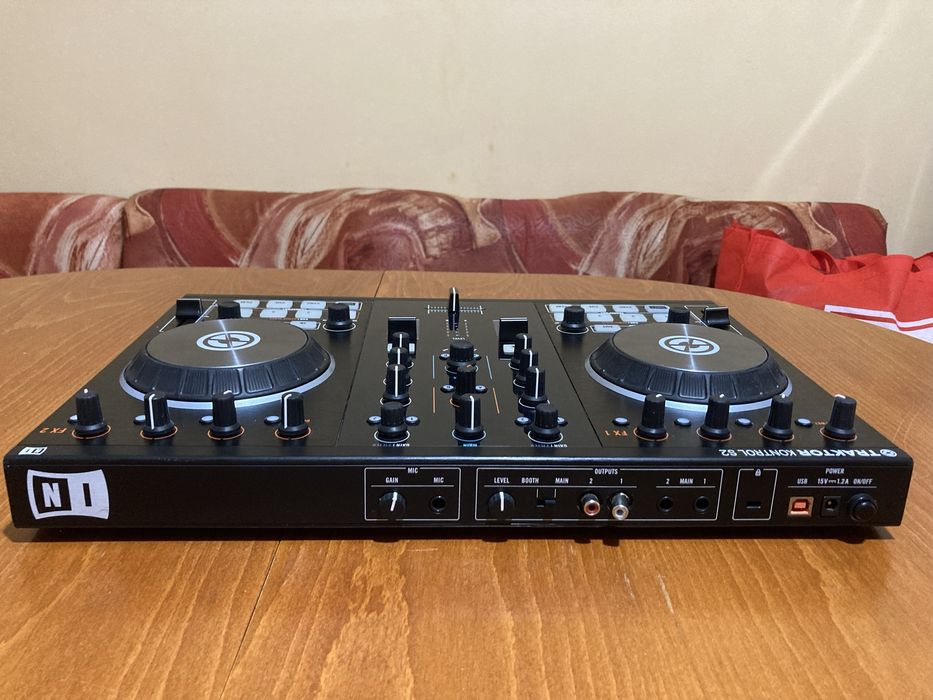 Продавам NI Traktor Kontrol S2 mk2
