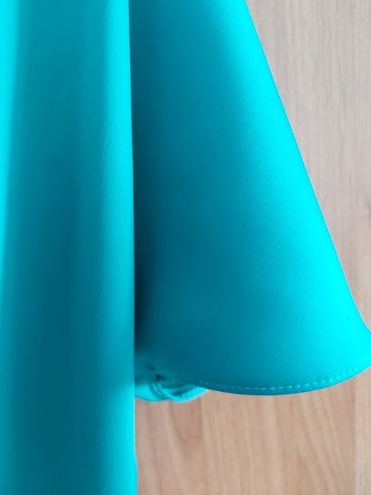 Rochie damă elegantă culoare verde smarald  potrivită pentru  ocazii speciale.Rochie are croi în cloș.