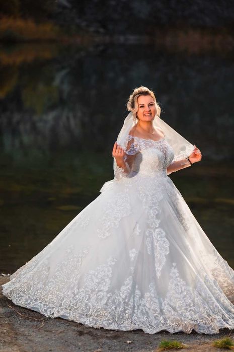 Vand rochie mireasa!