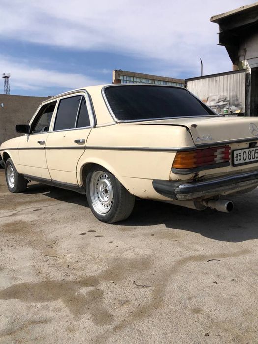 W123 Mersedes-benz.RETROO