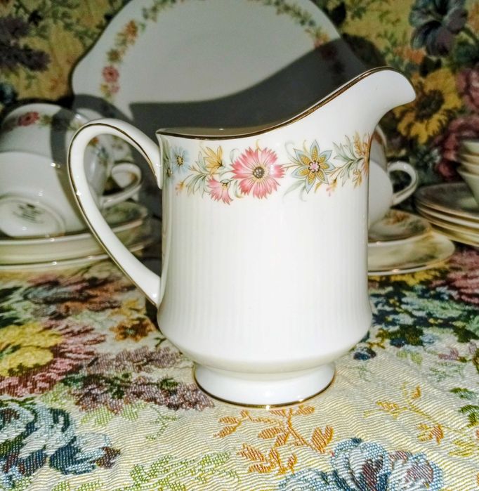 Сервиз за четирима английски костен порцелан от Royal Albert