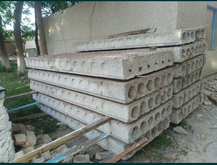 Бетон плиталар сотилади.