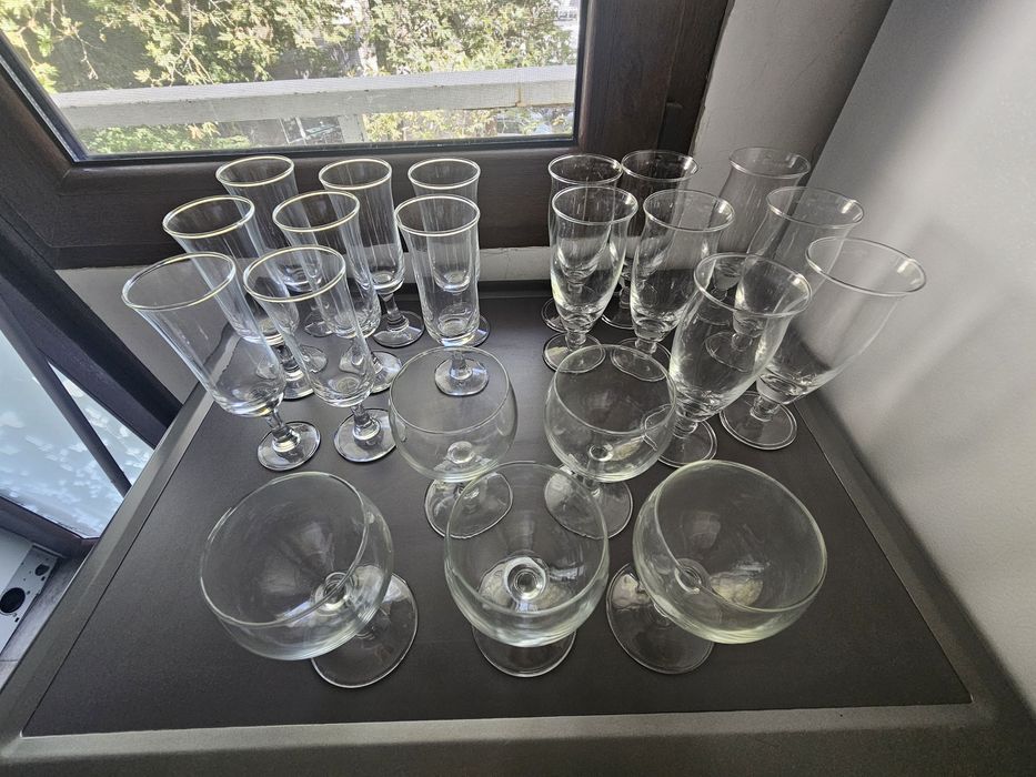 Стъклени чаши  порцеланови чинии