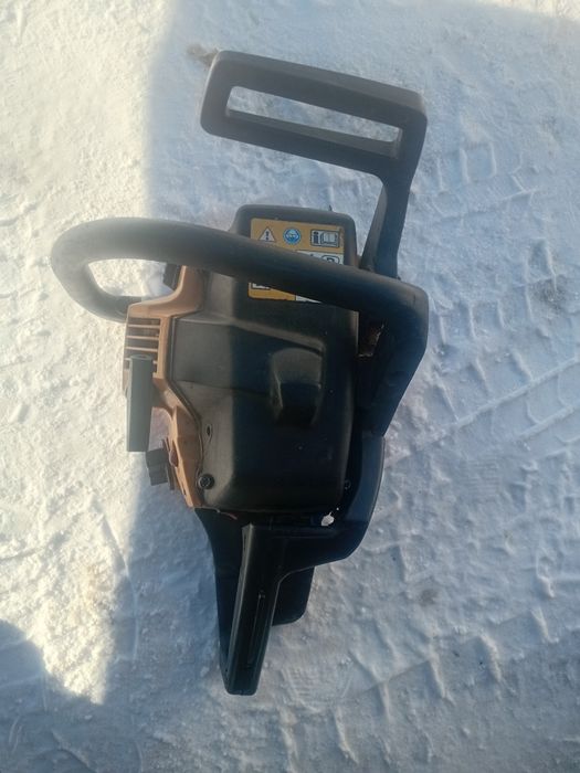 Бензопила партнер в робочем состоняние