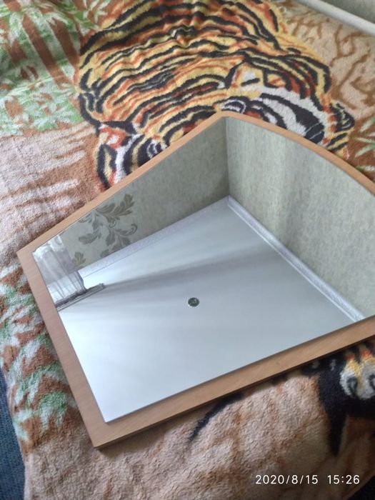 Туалетный столик с зеркалом.