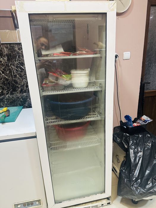 Здр продавам хладилна витрина фризер