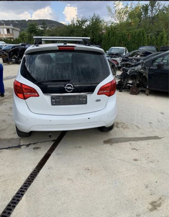 Опел Мерива B на части