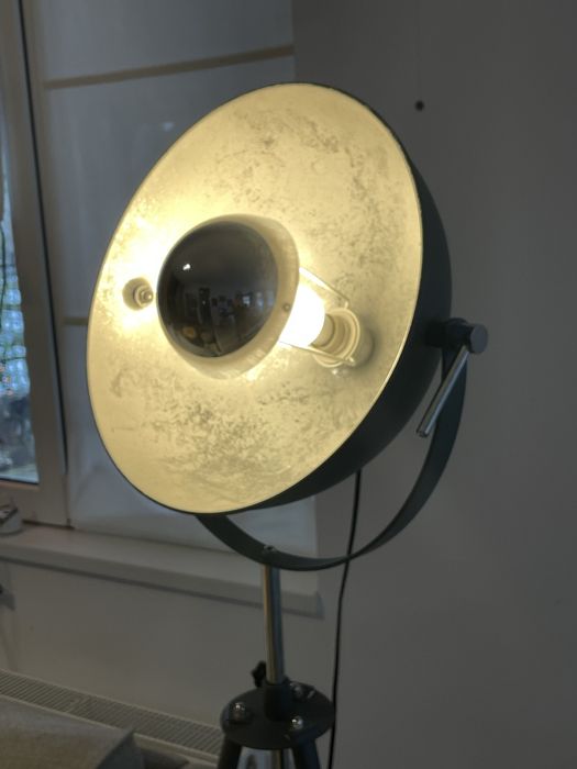 Lampadar stil industrial cu reflector lampa si trepied, din metal, gri
