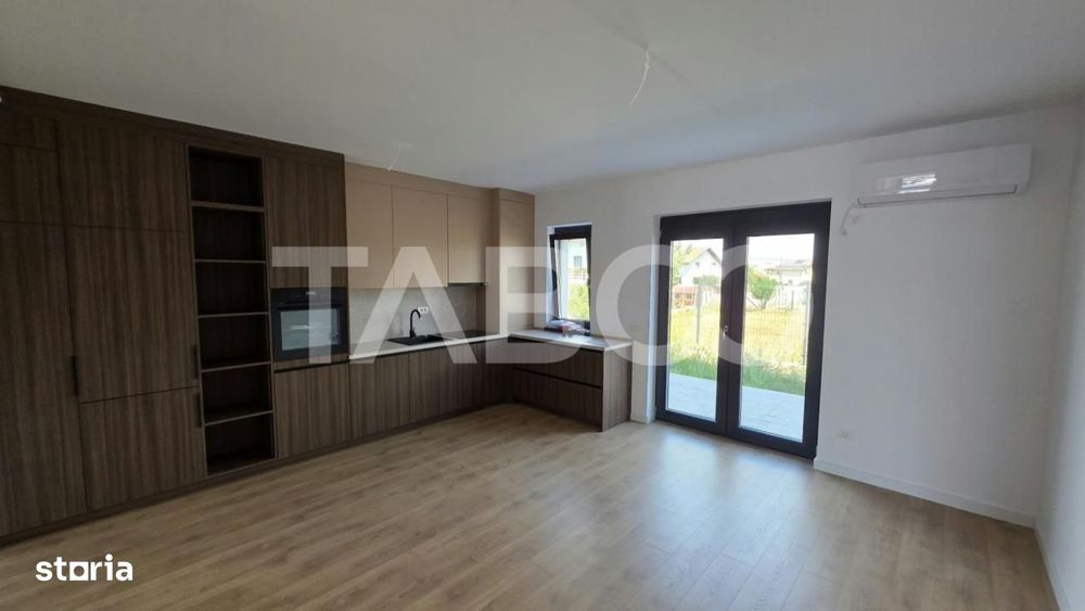 Apartament de vanzare nou nelocuit cu curte proprie si parcare — fotografia 1