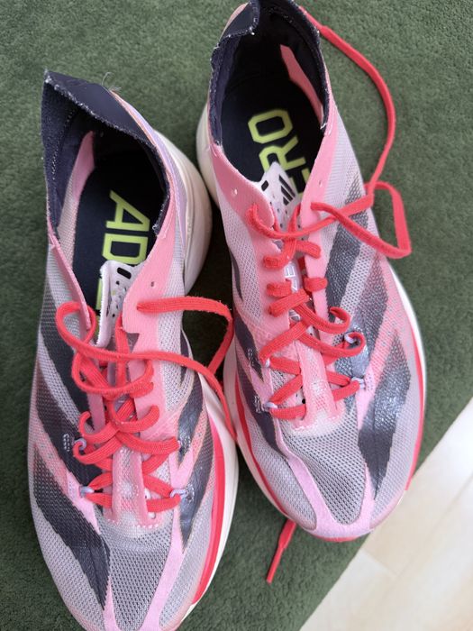 Оригинальные беговые кроссовки Adidas.