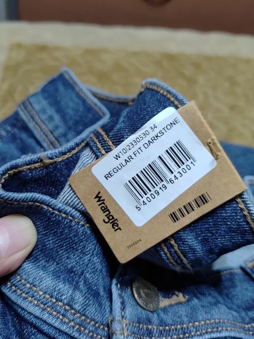 Blugi Wrangler cu etichetă