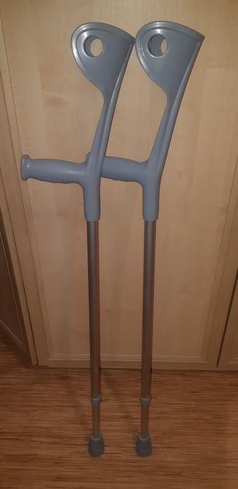 Продам логтевые костыли против скольжения за 10000 тенге.