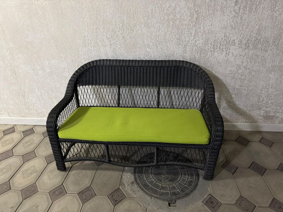 Продаю ротанговый стол и диван