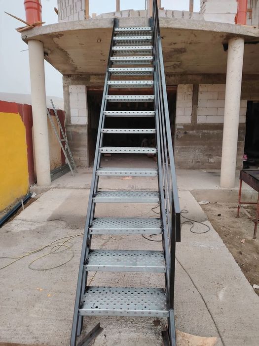 Vând scări zincate galvanizate