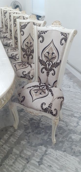 Гостинный Стол и 14 Стулья.