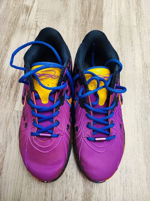 adidași de baschet Vand adidasi Nike Lebron 21 în stare foarte bună.