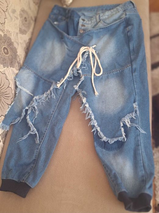 Продавам дамски дънки.